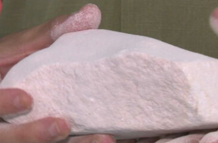 O caulim é um mineral formado por um grupo de silicatos hidratados de alumínio, principalmente a caulinita e haloisita. O doutor em bioestratigrafia e professor do curso de Geologia da Universidade Federal de Roraima (UFRR), Vladimir de Souza, explica a situação. 