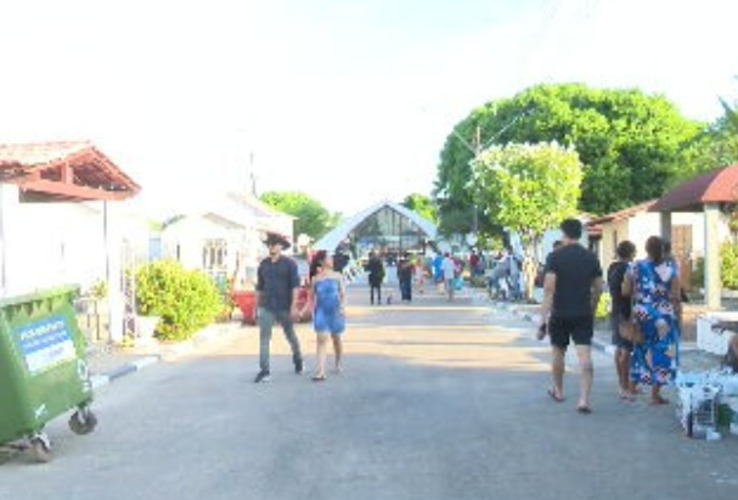 Pacaraima foi fundada em 1995 e jamais teve um cemitério. Uma das alternativas da população local é enterrar os entes queridos na capital Boa Vista, que fica a 215 km. Antes disso, os moradores eram enterrados na região de Surumu, que fica localizado a cerca de 70 km da sede da cidade, algo equivalente a uma viagem de 1h30 de automóvel. 