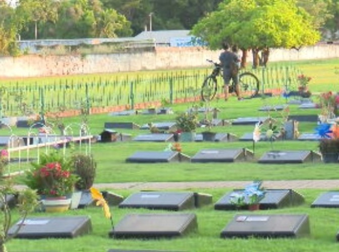 Segundo a pesquisadora, há três tipos de cemitérios: horizontal, vertical e jardim ou parque. No primeiro deles, as pessoas são sepultadas de forma subterrânea, enquanto o segundo encurta o espaço e o último é realizado em uma área verde. 