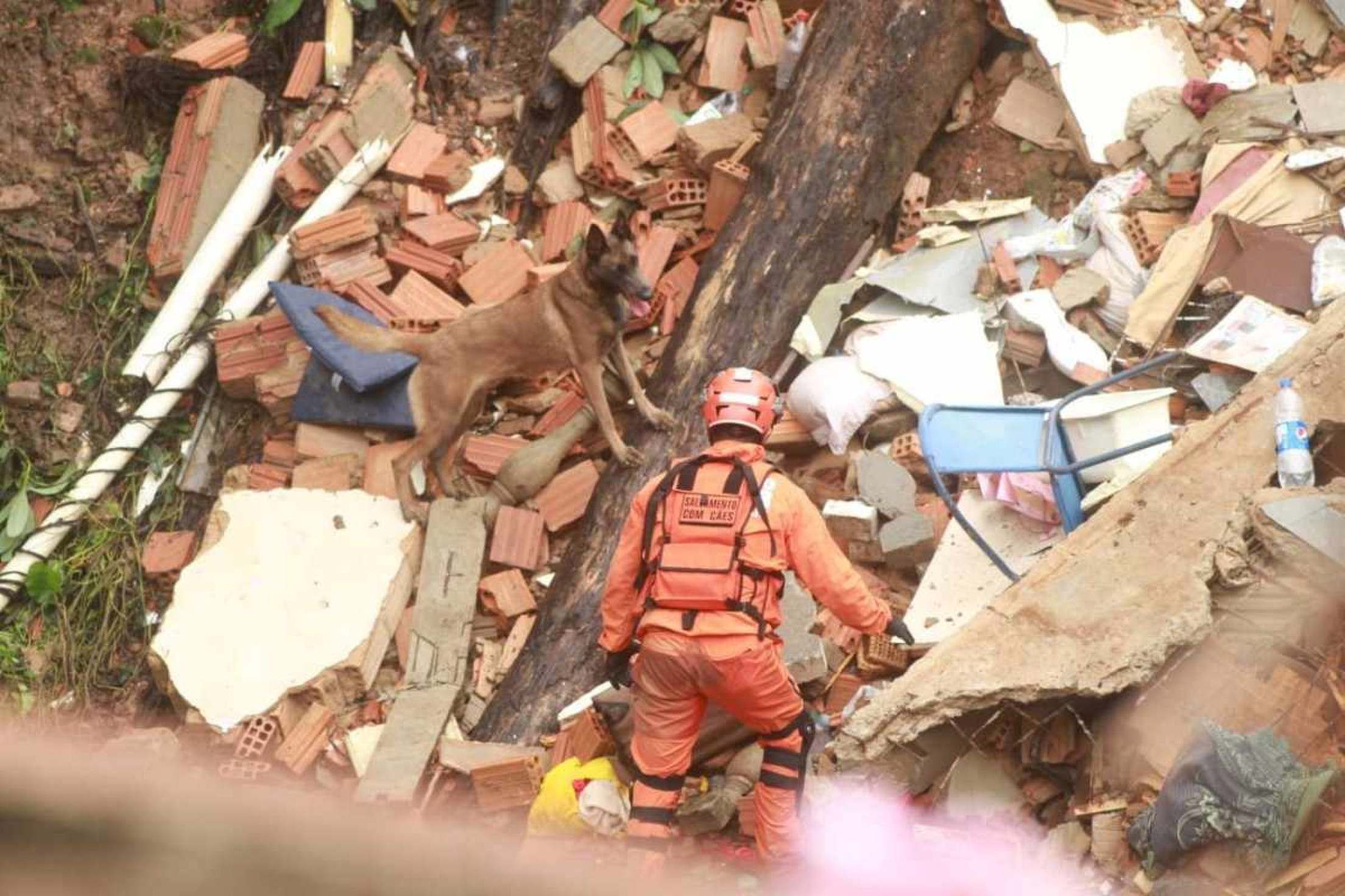 BH: bombeiros encerram buscas nos escombros de casa que desabou por chuvas