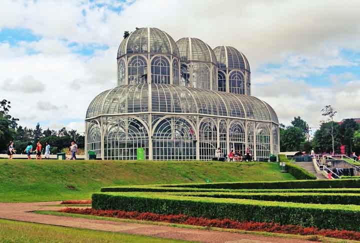 Aliás, o Jardim Botânico é parada obrigatória para quem for visitar a cidade. Ele tem uma construção de vidro que é inspirada no Palácio dos Cristais em Londres. O local também abriga uma fonte d’água e jardins geométricos.