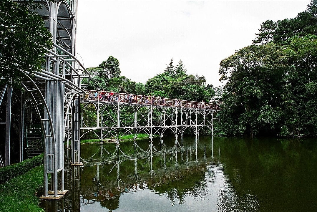 A Ópera de Arame, construída com estrutura metálica transparente, é um teatro que abriga 1500 pessoas e fica no meio de um lago e bastante verde em volta.