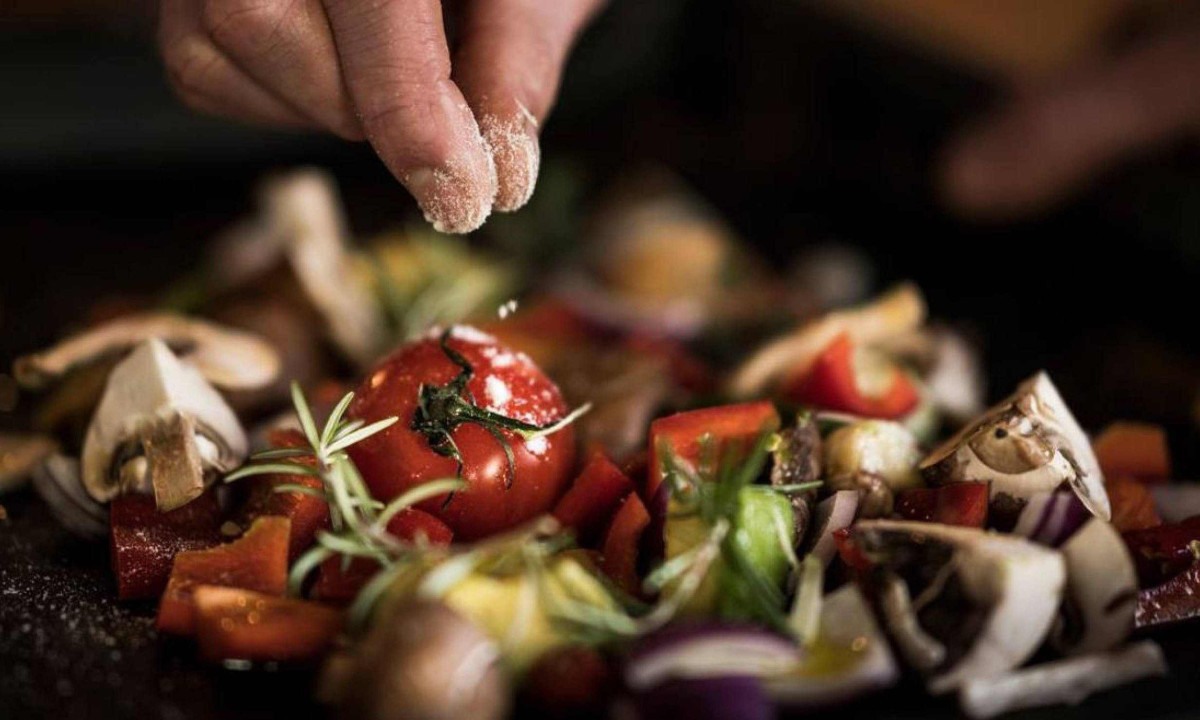 Os produtores de vários alimentos foram forçados por lei a reduzir a quantidade de sal em diversos países do globo -  (crédito: Getty Images)