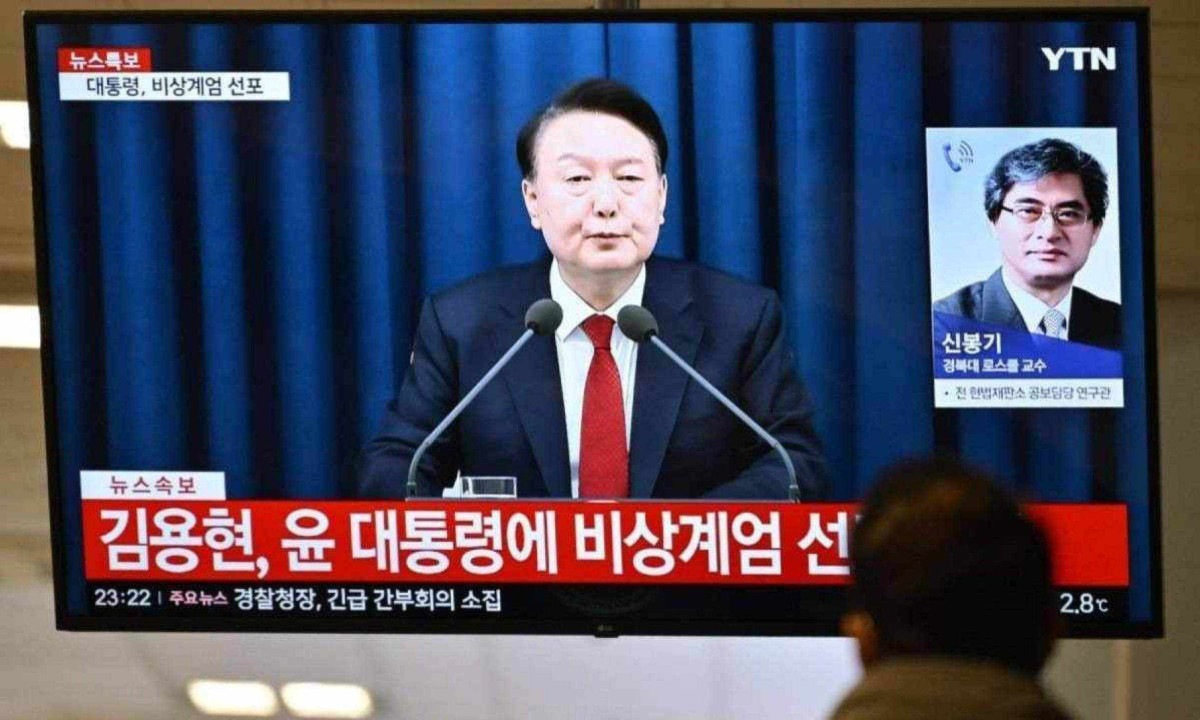 O mandado vem um dia após investigadores pedirem a prisão de Yoon -  (crédito: Anthony WALLACE / AFP)