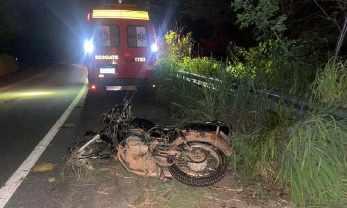 Motociclista foi parar no acostamento depois de bater contra amurada de rodovia -  (crédito: CBMMG)