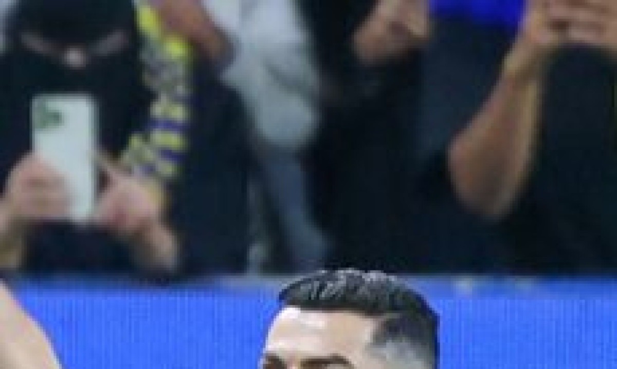  Nassr's Portuguese forward #7 Cristiano Ronaldo celebrates after scoring his team's first goal during the Saudi Pro League football match between Al-Nassr and Damac at Al-Awwal Park in Riyadh on November 29, 2024. (Photo by Fayez NURELDINE / AFP)
       -  (crédito:  AFP)