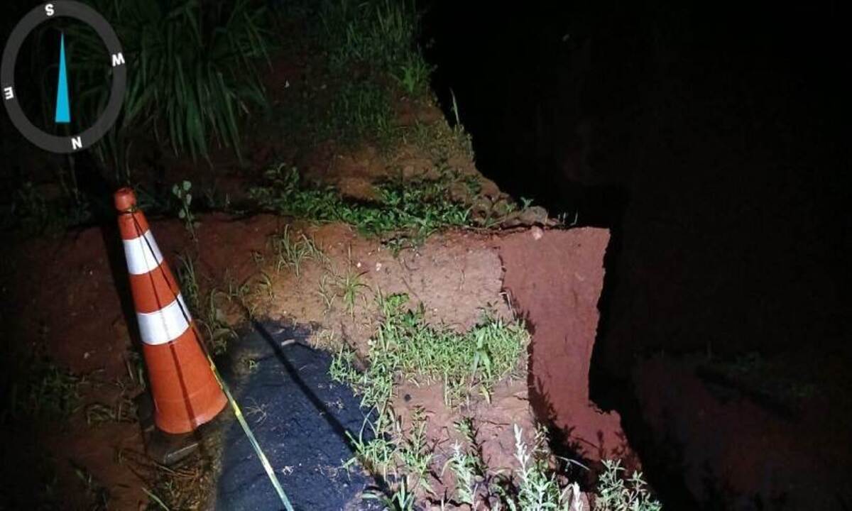 Erosão ameaça parte da BR-135, no norte mineiro. Obras estão previstas para quarta-feira -  (crédito: PMRv)