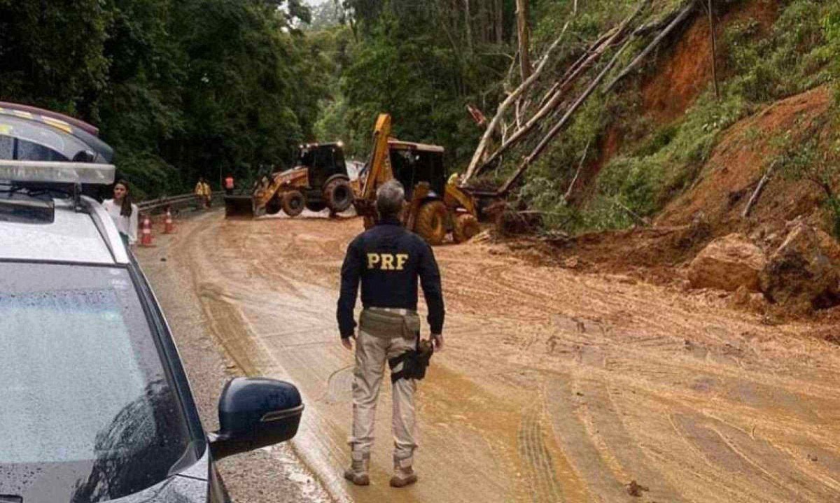 As quedas de barreiras são motivo de grande preocupação nessa época do ano, em especial na BR-262 -  (crédito: PRF)