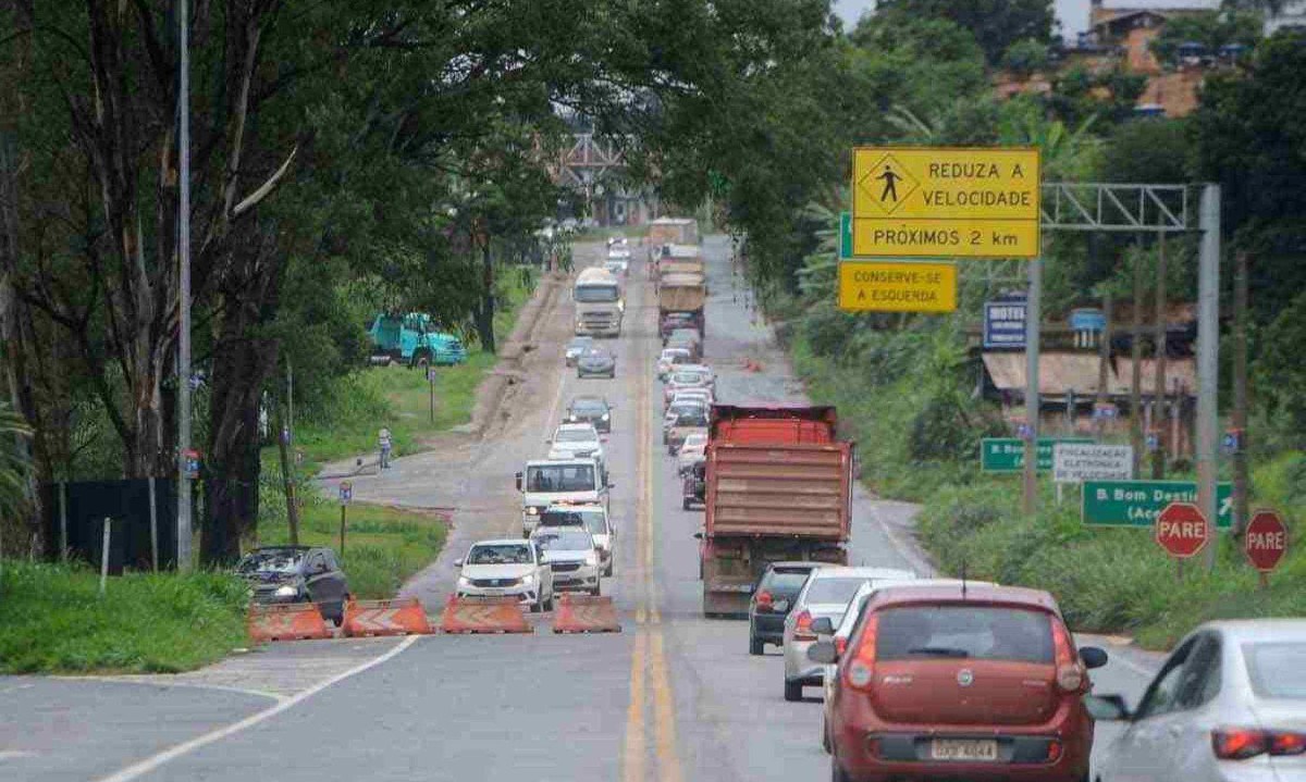 Trânsito na BR-381, na saída de Bh, sentido Espírito Santo: expectativa é de forte fluxo também hoje em direção ao interior e outros estados -  (crédito: Alexandre Guzanshe/EM/D.A. Press)