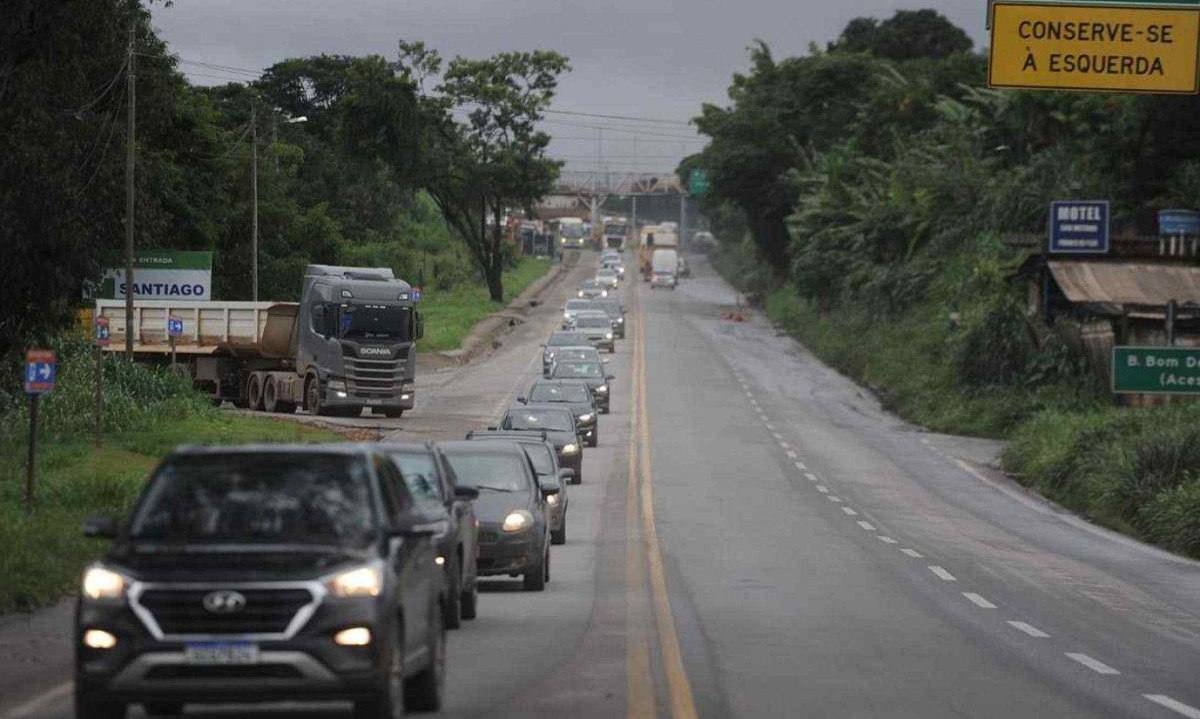 Trânsito com retenções na BR-381. Tráfego se intensifica após 14h -  (crédito: Alexandre Guzanshe/EM/D.A.Press)