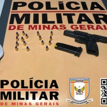 Segundo a Polícia Militar, o homem não possuía guia de tráfego necessária para transporte da arma -  (crédito: Polícia Militar de Minas Gerais)