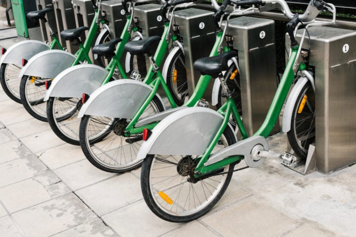 Muitas cidades implementaram infraestruturas como ciclovias e sistemas de compartilhamento de bicicletas para incentivar seu uso.