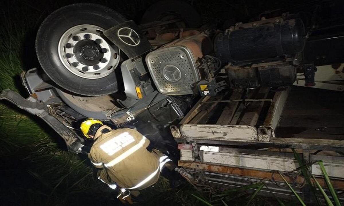 Motorista de carreta morre em acidente na BR-251, em Minas