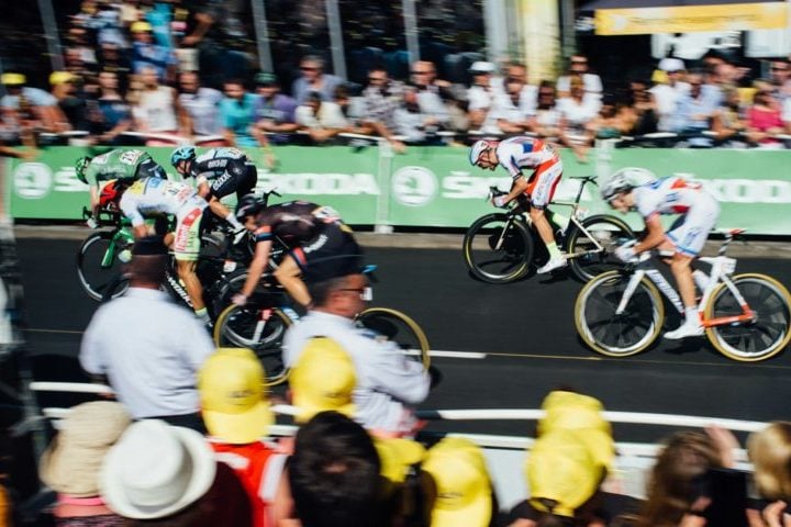 Ciclismo de Pista: Realizado em velódromos, com bicicletas de pista especializadas. Inclui eventos como sprints, perseguições e keirin.