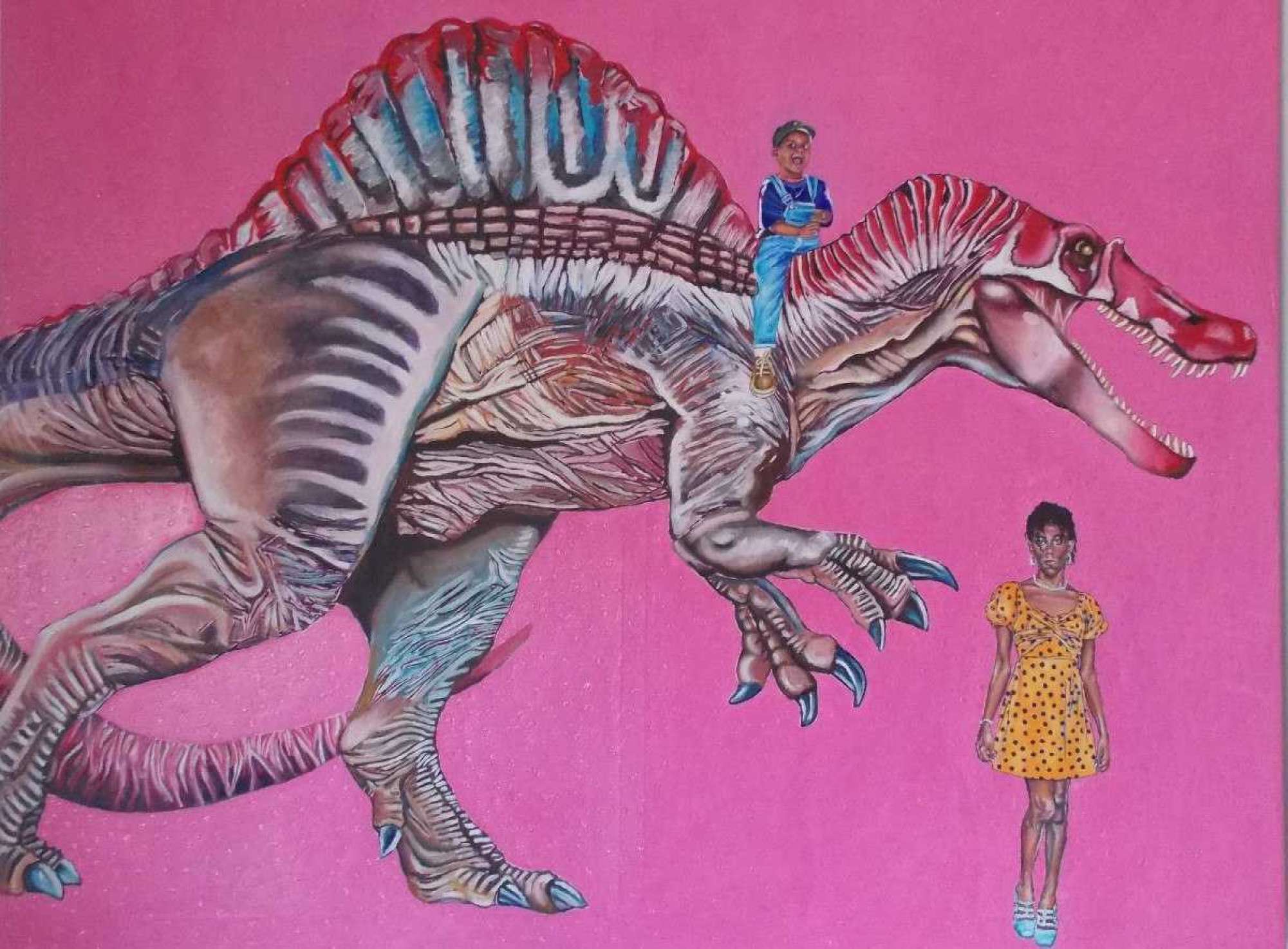 Quadro de Karine Mageste traz a figura da artista, usando vestido, ao lado de dinossauro, que leva uma criança no pescoço