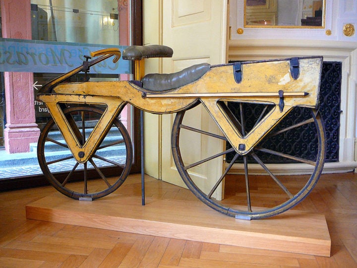 A história da bicicleta remonta ao século 19, quando o barão alemão Karl von Drais apresentou ao mundo a Laufmaschine, apelidada de 