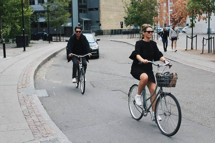 Por não emitir nenhum tipo de poluente, as bicicletas ainda são um meio de transporte ecologicamente correto, contribuindo para um futuro mais verde e sustentável.