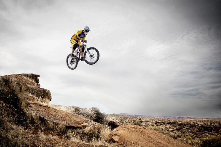 Mountain bike: Ideal para os aventureiros que desbravam terrenos acidentados e trilhas desafiadoras. Exige técnica, força e resistência para superar obstáculos naturais e rampas íngremes.