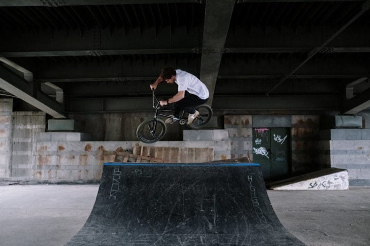 BMX: Acrobacias radicais e manobras eletrizantes definem essa modalidade, que exige controle corporal, reflexos rápidos e muita coragem. As competições incluem dirt jumping, street e park.