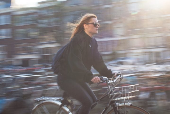 Além disso, pedalar é um exercício físico completo que beneficia o corpo e a mente, combate o sedentarismo, fortalece os músculos e melhora o condicionamento cardiovascular.