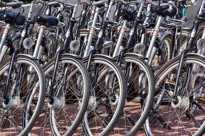 Mas como essa máquina de duas rodas conquistou o mundo e se tornou tão presente na vida de tantas pessoas ao redor do mundo? Conheça a história das bicicletas!