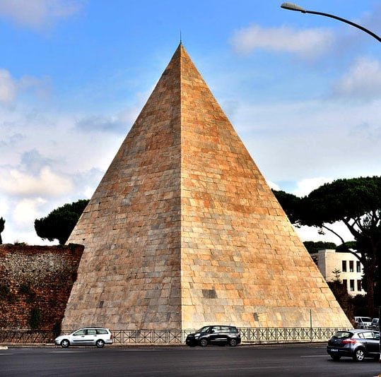 Pirâmide de Céstio, Itália: Fica localizada em Roma e foi construída durante o Império Romano, por volta de 18-12 a.C.. Feita de concreto revestido com mármore branco, a pirâmide tem uma altura impressionante de 36 metros.