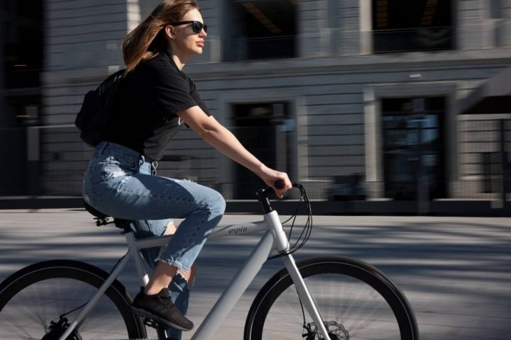 Nos tempos modernos, com a crescente conscientização sobre questões ambientais e de saúde, a bicicleta tem visto um renascimento como um meio de transporte econômico e saudável. 