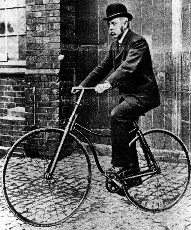 Em 1885, a bicicleta finalmente encontrou sua forma mais próxima da atual com a invenção da corrente por John Kemp Starley. 