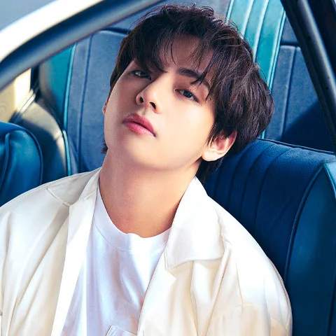 Kim Tae-hyung, conhecido como V, também é vocalista no BTS. Seu estilo único e voz distinta o tornaram um favorito entre os fãs. Além da música, V também é conhecido por seu interesse em arte e moda.