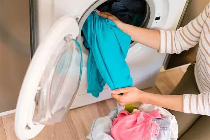 Lave as roupas de cama, cortinas e roupas pessoais regularmente por pelo menos 30 minutos. E recomenda-se que esse lavagem seja feita em água quente.