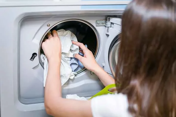 De vez em quando, procure secar as roupas em uma secadora, pois temperaturas elevadas, acima de 50ªC,  ajudam a eliminar os percevejos. 