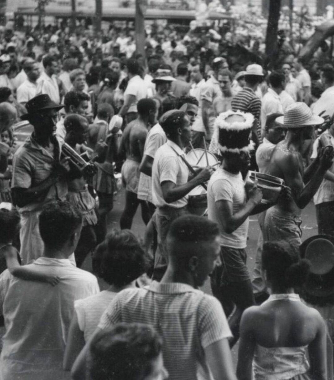 Foi no fim do século 19 que surgiram os primeiros blocos e cordões carnavalescos, que desfilavam pelas ruas com muita música, fantasias e dança. 