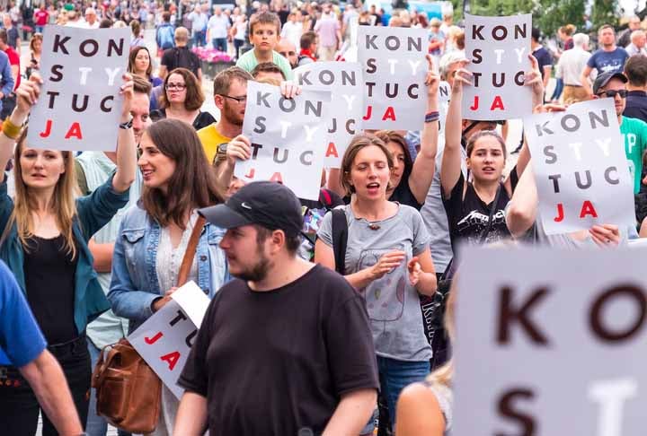 Fazer manifestações com placas, cartazes e bandeiras é proibido pelo parque.