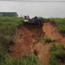 De baixo, se vê uma estaca do guardrail da rodovia. O solo da margem já se foi e já se pode ver com nitidez os alicerces da estrada -  (crédito: Alexandre Guzanshe/EM/D.A.Press)