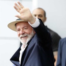 Lula faz novo exame e hospital aponta melhora