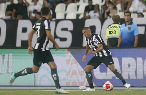 Paralelamente, o time começava o Carioca sem engrenar. Três vitórias, um empate e uma derrota. Mas o retrospecto era o que menos importava. No Estádio Nilton Santos, a torcida pegava no pé de alguns remanescentes do ano passado. Naquele momento, não havia trégua para o lateral-esquerdo Marçal, o volante Freitas e o meia Eduardo - Foto: Vitor Silva/Botafogo 