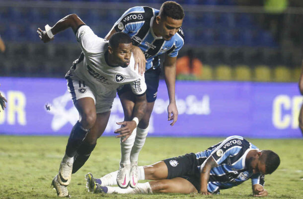 JUNHO - O Botafogo retoma e mantÃ©m a lideranÃ§a do BrasileirÃ£o com nova sequÃªncia importante de vitÃ³rias: Corinthians, Fluminense e GrÃªmio. Em seguida, deixa pontos contra Paranaense, CriciÃºma e Vasco, tropeÃ§os que fazem os apressadinhos de plantÃ£o decretar que o Mais Tradicional nÃ£o teria forÃ§as para buscar o tricampeonato nacional 