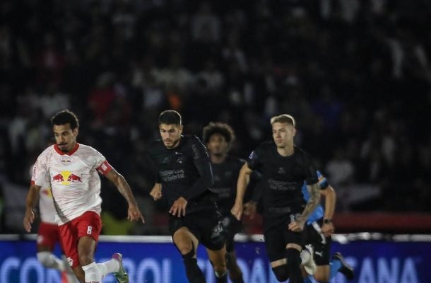 Em agosto o Corinthians também começou a decidir sua vida na Copa Sul-Americana. O adversário das oitavas de final era o RB Bragantino. Em jogo que aconteceu em Riberão Preto, mas com mando do Massa Bruta, o Timão se sobressaiu e venceu por 2 a 1, abrindo boa vantagem - Foto de Ari Ferreira/Red Bull Bragantino.