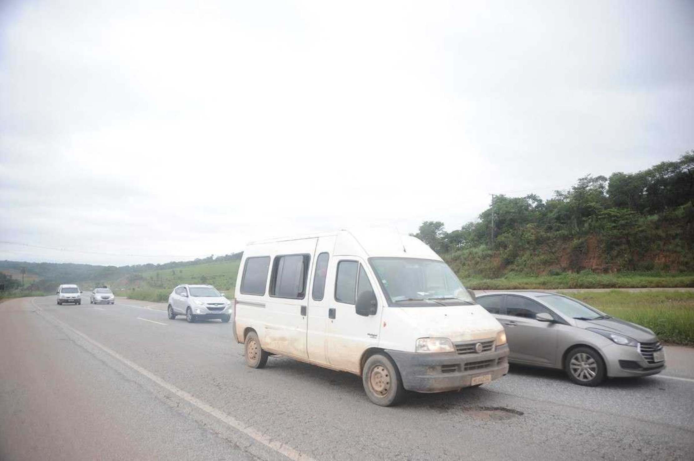 Buracos se espalham pela rodovia com manutenção precária, levando a prejuízos e riscos