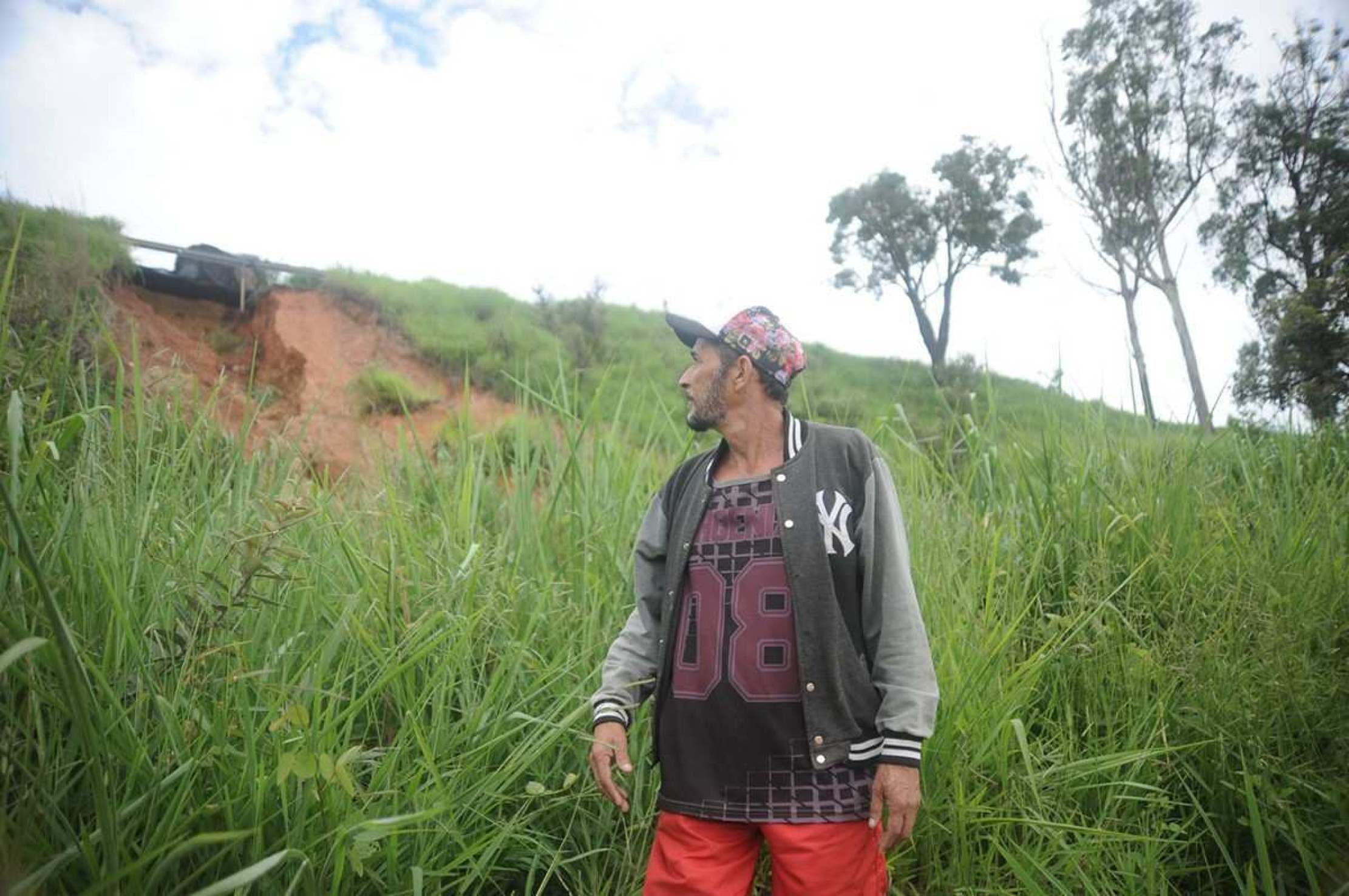 Buraco é um risco para a rodovia e para moradores abaixo segundo o impermeabilizador Edilson Martins de Souza que mora a menos de 100 metros