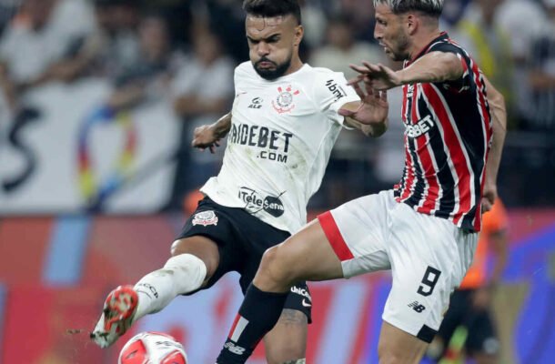 Na última partida do mês, talvez aconteceu o jogo mais doloroso para o torcedor. Afinal, o Corinthians perdeu para o São Paulo por 2 a 1, na Neo Química Arena. Foi a primeira vez que o rival venceu na casa corintiana desde sua inauguração em 2014. O tabu era um orgulho para o adepto alvinegro, que viu o jejum ser quebrado. O resultado também aumentou a pressão em Mano Menezes. - Foto: Rodrigo Coca/Agência Corinthians
