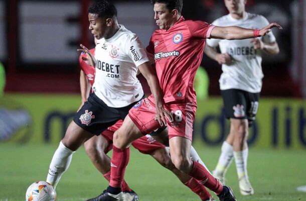 Timão também perde para o Argentinos Juniors, na terceira partida da Sul-Americana e se complica na tabela. Corinthians cai para o segundo lugar, precisando terminar em primeiro do grupo para avançar direto as oitavas. - Foto: Rodrigo Coca/Agência Corinthians