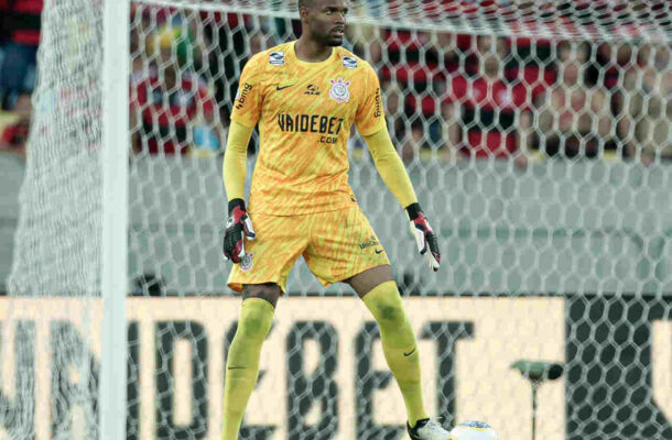 No começo de julho, o Corinthians foi surpreendido com a saída do goleiro Carlos Miguel. O Timão tentou renovar com o goleiro, mas o arqueiro decidiu trocar o Alvinegro pelo Nottingham Forest, da Inglaterra. A transferência pegou a diretoria de surpresa, após liberar Cássio para o Cruzeiro. - Foto: Rodrigo Coca/Agência Corinthians