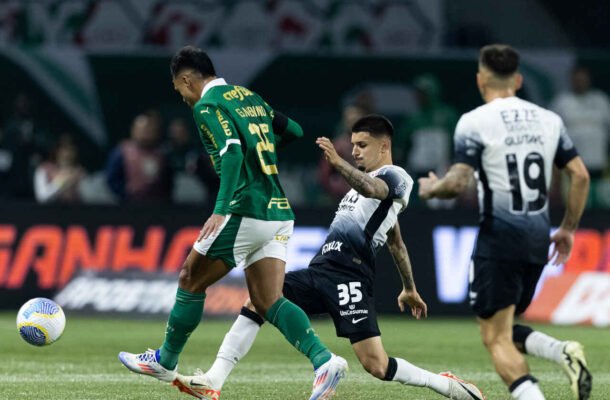 JULHO - No primeiro jogo de julho, Corinthians perde o clássico para o Palmeiras por 2 a 0, no Allianz Parque e se afunda de vez na zona de rebaixamento. António Oliveira não resiste a derrota no dérbi e acaba demitido no dia seguinte. - Foto: Rodrigo Coca/Agência Corinthians