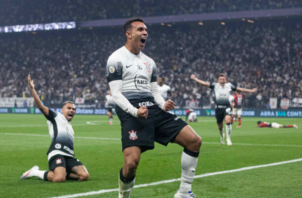 Com Raphael Laruccia como interino, Corinthians volta a vencer no Brasileirão após nove jogos. O Timão venceu o Vitória por 3 a 2, nos minutos finais, com um gol salvador do atacante Giovane. Contudo, Alvinegro não consegue sair da zona de rebaixamento. - Foto: Rodrigo Coca/Agência Corinthians