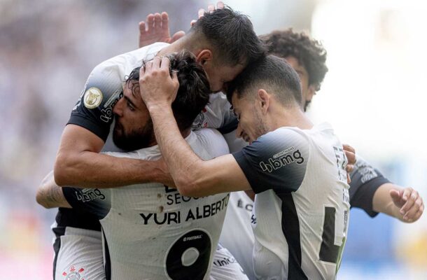 Na primeira partida de Ramón Díaz, Corinthians vence o Criciúma por 2 a 1, na Neo Química Arena. Argentino empolga em seu início. Nos três jogos seguintes, ele consegue mais uma vitória, um empate e uma derrota. - Foto: Rodrigo Coca/Agência Corinthians