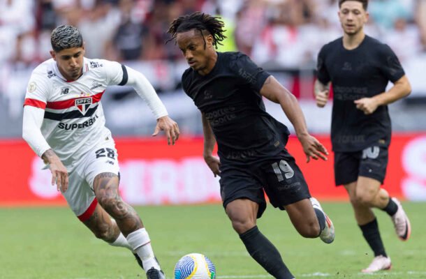 Pelo Brasileiro a situação segue complicada. Apesar de vencer o Atlético-GO por 3 a 0 em casa, o Corinthians perdeu para Botafogo (2 a 1) e São Paulo (3 a 1), ambas fora de casa e seguia seu calvário no Z-4. - Foto: Rodrigo Coca/Agência Corinthians 