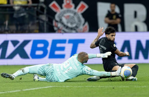 NOVEMBRO - Um dos jogos mais importantes do ano corintiano aconteceu  no dia 4 de novembro. Afinal, o Timão, em grande atuação, venceu o rival Palmeiras por 2 a 0, na Neo Química Arena e seguiu subindo na tabela. O triunfo não serviu só para dar moral à equipe, mas também encerrar um jejum de três anos sem vencer o Alviverde. - Foto: Rodrigo Coca/Corinthians