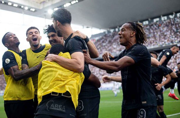 Com apenas uma competição, o Corinthians engata mais quatro vitórias no mês, chegando a sete seguidas no Brasileirão e começa a pensar em Libertadores. A sequência positiva fez com que o Alvinegro se afastasse de vez da zona de rebaixamento e colasse no grupo de classificação para a Pré-Libertadores. - Foto: Rodrigo Coca/Agência Corinthians