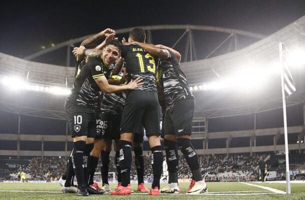 NOVEMBRO - Antes de tudo, torcedor, respire. Novembro foi, sim, o mÃªs de sua vida. E com um enredo Ã©pico. O Botafogo arranca os primeiros dias como finalista da Libertadores, goleia o Vasco por 3 a 0 no Engenho de Dentro e abre seis pontos de vantagem sobre o Palmeiras, a maior desta ediÃ§Ã£o do Campeonato Brasileiro. Tudo encaminhado, inclusive, para viajar a Buenos Aires com o tricampeonato nacional - Foto: Vitor Silva/Botafogo 